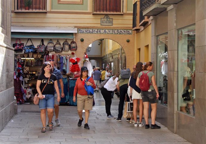 Archivo - Turistas en la zona de la Alcaicería, en la capital granadina, en imagen de archivo