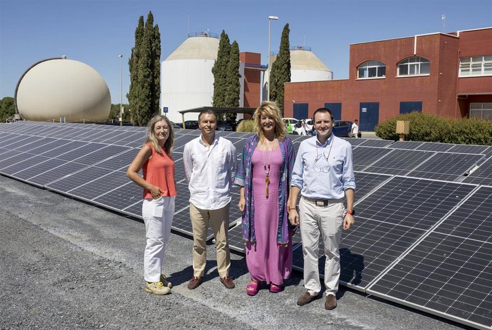 La alcaldesa de Huelva, Pilar Miranda, ha visitado la Estación Depuradora de Aguas Residuales (EDAR) de la empresa Aguas de Huelva para conocer las nuevas instalaciones de placas fotovoltaicas.