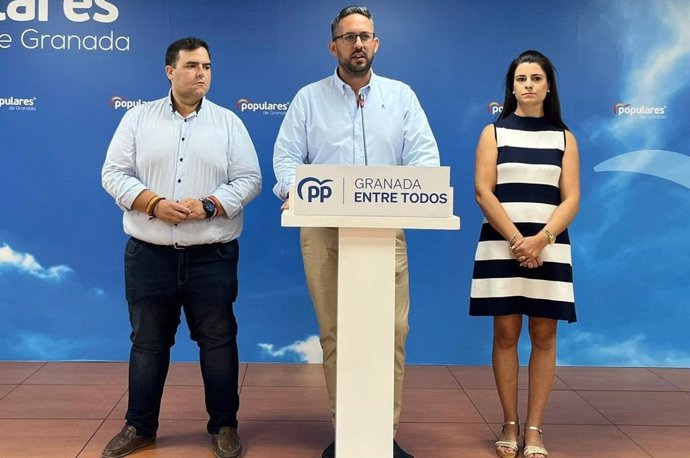 Antonio Mancilla, en el centro, en rueda de prensa en el PP