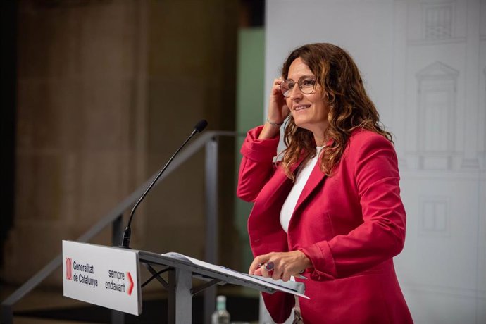 La consellera de la Presidencia de la Generalitat, Laura Vilagr comparece ante los medios de comunicación tras una reunión entre el alcalde de Girona, Lluc Salellas y el presidente de la Generalitat, Pere Aragons en el Palau de la Generalitat de Catal