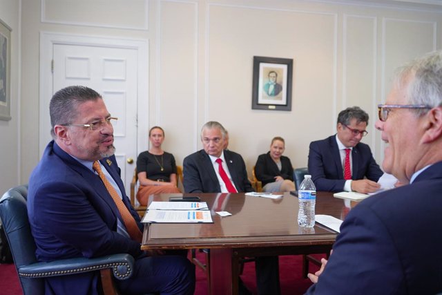 El presidente de Costa Rica, Rodrigo Chaves, en una reunión con responsables de  Intel