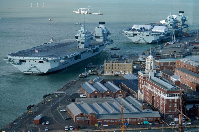 Los portaaviones de la Marina Real británica: el HMS Príncipe de Gales y el HMS Reina Isabel en el puerto de Portsmouth, Reino Unido.