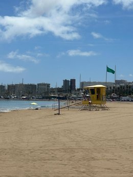 Bandera verde en la playa de Las Alcaravaneras