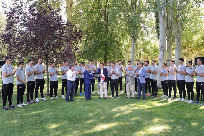 El presidente de la Junta de Castilla y León, Alfonso Fernández Mañueco, junto a la directiva, cuerpo técnico y plantilla del Club Viveros Herol Balonmano Nava, a los que ha recibido antes de hacer lo propio con el Zunder Palencia de Baloncesto.