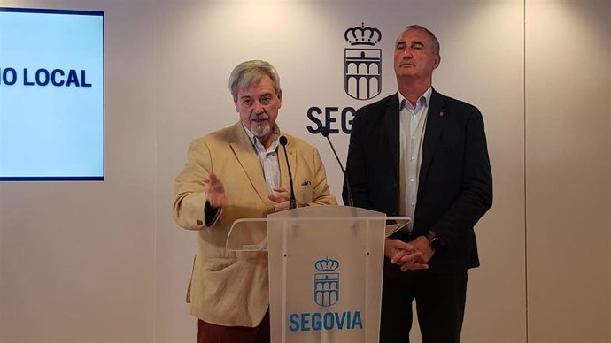 El concejal de Obras, Alejando González Salamanca, con el alcalde de Segovia, José Mazarías.