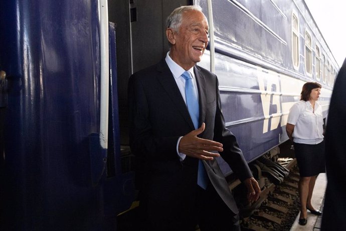 El presidente de Portugal, Marcelo Rebelo de Sousa, llega en tren a Kiev