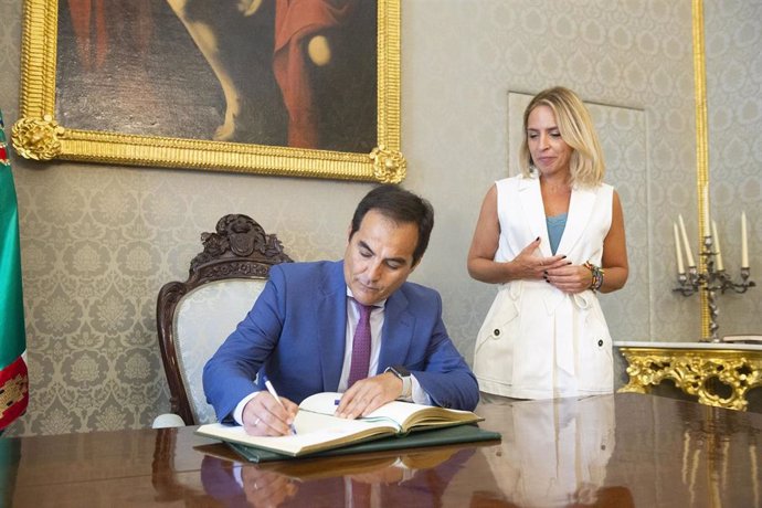 El consejero de Justicia, Administración Local y Función Pública de la Junta de Andalucía, José Antonio Nieto, firmando en el Libro de Honor de la Diputación de Cádiz