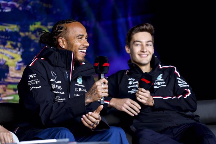 Archivo - Los pilotos británicos Lewis Hamilton y George Russell (Mercedes) atienden a los medios.  