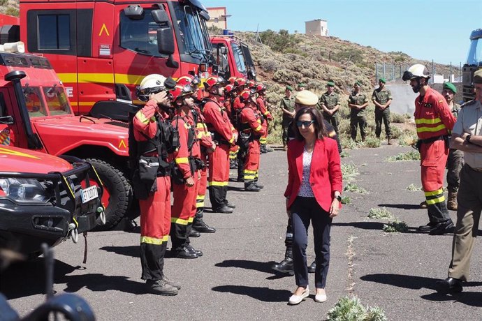 La ministra de Defensa, Margarita Robles, en un encuentro con la UME en el Observatorio de Izaña