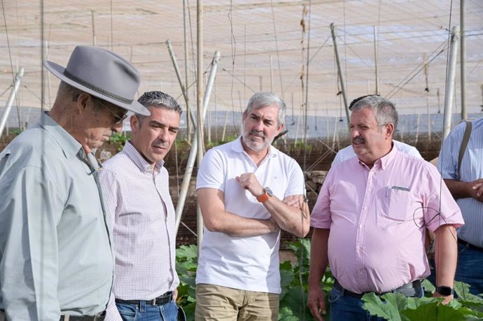 El consejero de Agricultura del Gobierno de Canarias, Narvay Quintero, y el presidente de Canarias, Fernando Clavijo (c), en una visita a la SAT Izaña