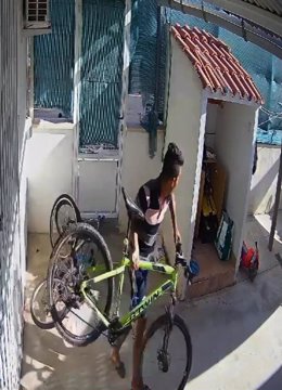 Uno de los delincuentes es captado por una cámara mientras roba una bicicleta de una de las casas asaltadas