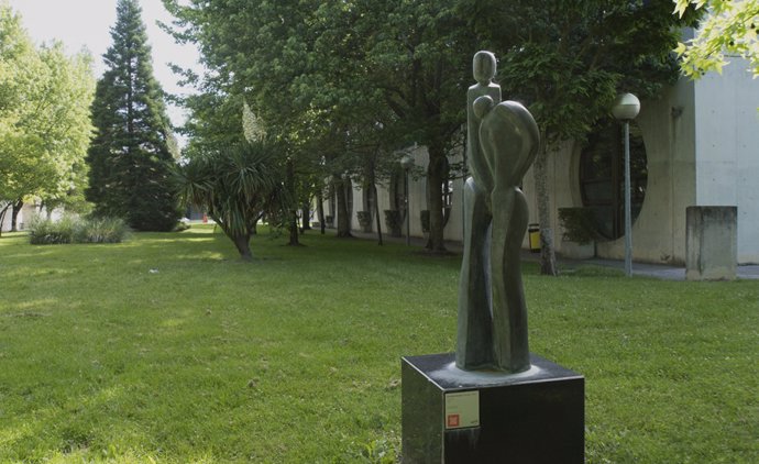 Archivo - Escultura 'Empatía II', de Henriette Boutens van Uden, ubicada en el campus de Arrosadia de la UPNA.