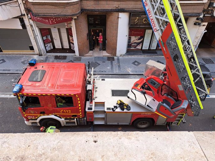 Los Bomberos actúan en el edificio que ha sufrido una caída de cascotes en la calle Conde de Ribadeo de Valladolid.
