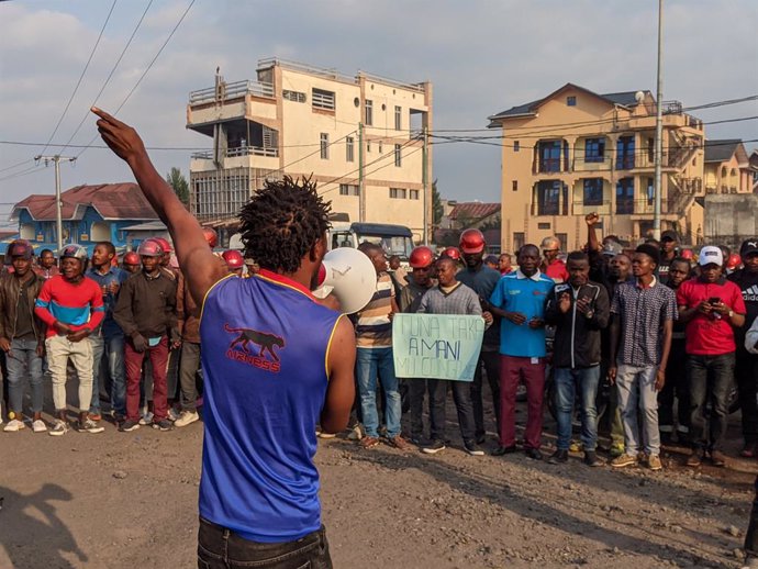 Archivo - GOMA, June 16, 2022  -- Photo taken on June 15, 2022 shows people at a peaceful demonstration against rebels of the March 23 Movement (M23) in Goma, northeastern Democratic Republic of the Congo (DRC).   TO GO WITH "Roundup: DR Congo to take tim