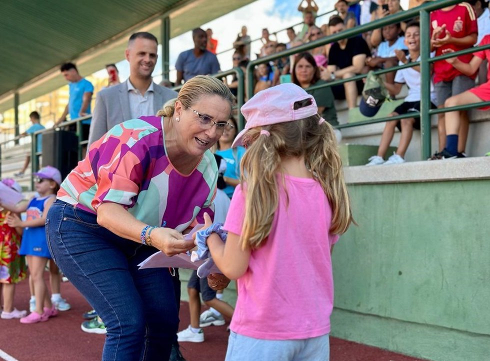 La alcaldesa, Ana Mula, durante la clausura del campus de verano.