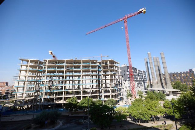 Un bloque de viviendas de San Francisco Javier VI en construcción, a 24 de agosto de 2023, en Madrid (España). San Francisco Javier VI es una de las promociones que la Empresa Municipal de la Vivienda y Suelo tiene en el ecobarrio de Puente de Vallecas.
