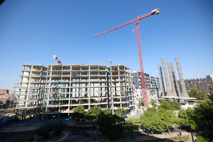Un bloque de viviendas de San Francisco Javier VI en construcción, a 24 de agosto de 2023, en Madrid (España). San Francisco Javier VI es una de las promociones que la Empresa Municipal de la Vivienda y Suelo tiene en el ecobarrio de Puente de Vallecas 