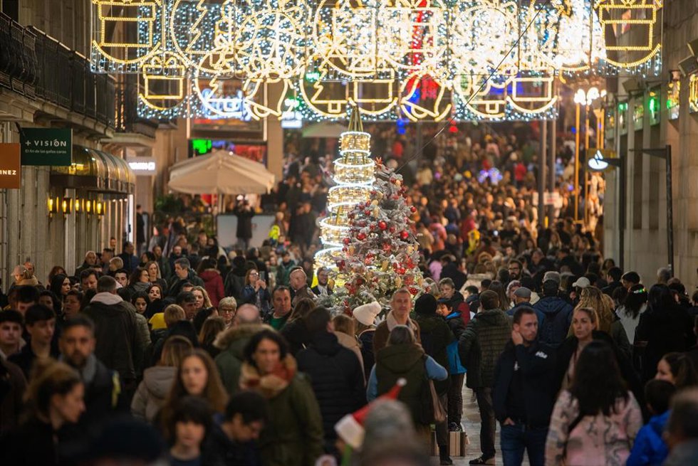 Archivo - Luces de Navidad en el centro de Vigo, en 2022.