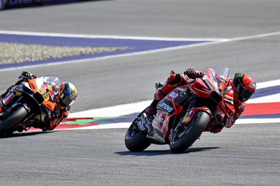 El piloto italiano Pecco Bagnaia disputando una carrera con el Ducati Lenovo.