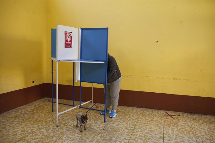 20 August 2023, Guatemala, Guatemala City: A person casts his vote in a pooling station during the presidential election runoff. Photo: Sandra Sebastian/dpa