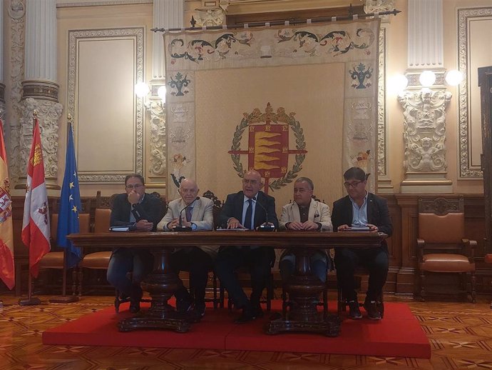 Rueda de prensa posterior a la reunión que ha mantenido el alcalde de Valladolid, Jesús Julio Carnero, con entidades del tercer sector para la creación del I Plan de Inclusión Social.