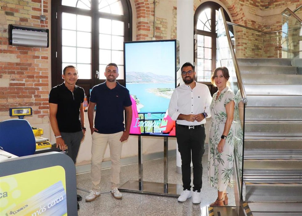 Iznájar promociona su turismo a través de oficinas de Correos de Sevilla, Granada y Málaga.