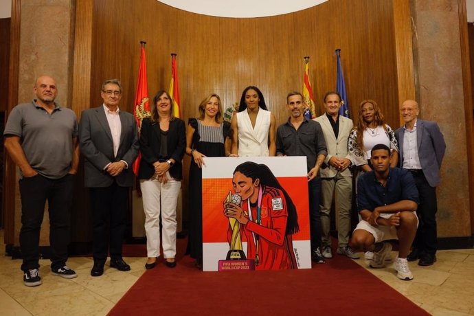 La jugadora de fútbol y ganadora de la Copa del Mundo femenino, Salma Paralluelo, en una recepción en el Ayuntamiento de Zaragoza