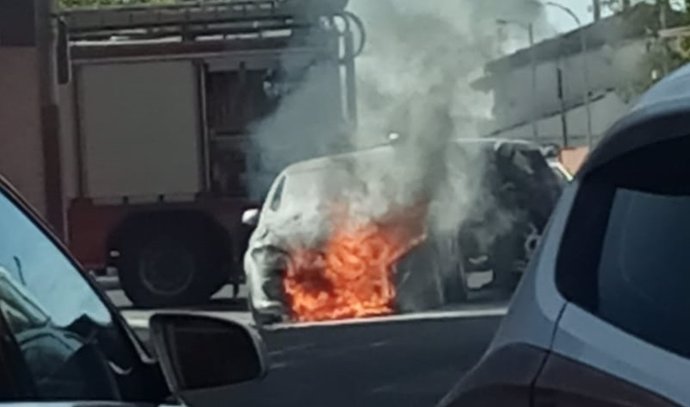 Imagen del coche incendiado este jueves en la localidad vallisoletana de Medina del Campo