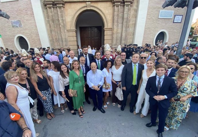 Miembros de VOX esperan llegada Virgen de la Fuensanta a la ciudad de Murcia