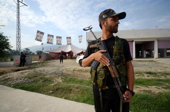Archivo - July 31, 2023, Bajaur, Bajaur, Pakistan: Security officials inspect the scene of a bomb explosion in Khar, Bajaur district, Pakistan, 31 July 2023. At least 44 people were killed and dozens were injured in a suicide bomb attack that targeted a