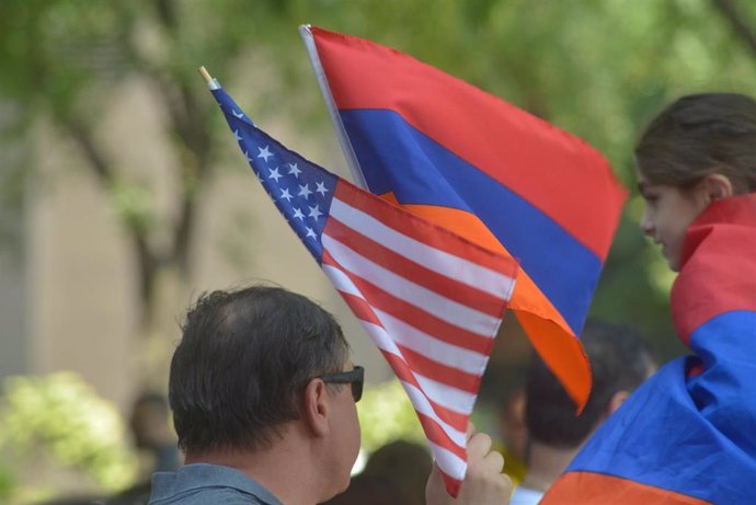 Dos banderas de EEUU y Nagorno Karabaj durante una manifestación 