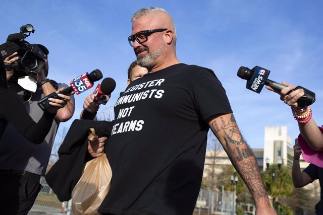 Archivo - January 20, 2021, Orlando, Florida, USA: Proud Boys organizer JOSEPH RANDALL BIGGS, 37, walks from the George C. Young Federal Annex Courthouse after a court hearing about his involvement in the storming of the U.S. Capitol on Jan. 6. While Bigg
