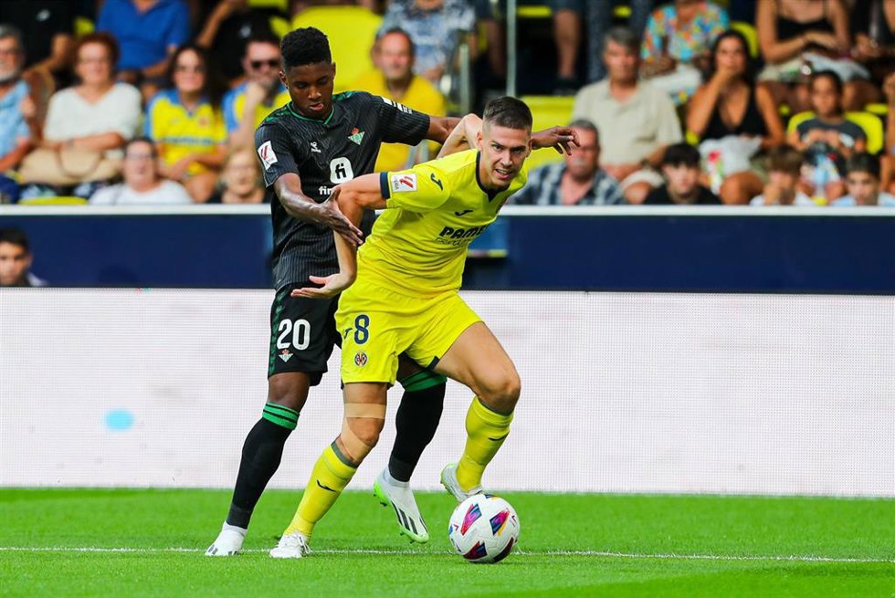 Juan Foyth of Villarreal in action Abner Vinicius Da Silva of Betis during the spanish league, La Liga EA Sports, football match played between Villarreal CF and Real Betis Balompie at Estadio de la Ceramica on August 13, 2023, in Villarreal,Spain.
