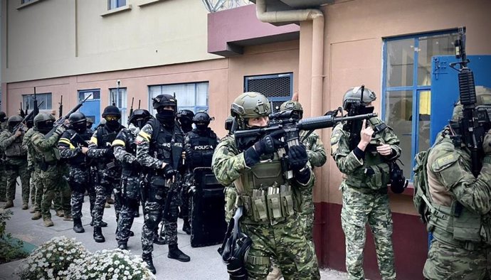 Agentes de las fuerzas de seguridad de Ecuador en una intervención en la cárcel
