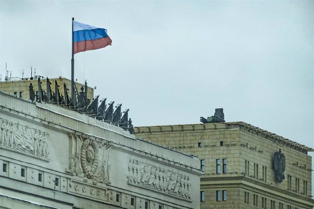 Archivo - Imagen de archivo del edificio del Ministerio de Defensa en Moscú con equipos de defensas aéreas