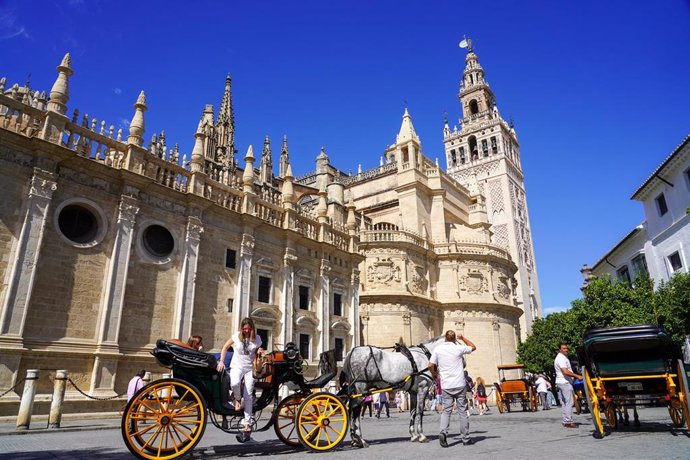 Archivo - Gran cantidad de turistas por el entorno de  la Catedral de Sevilla, durante el Puente del Pilar  a 11 de octubre del 2021 en Sevilla (Andalucía). 