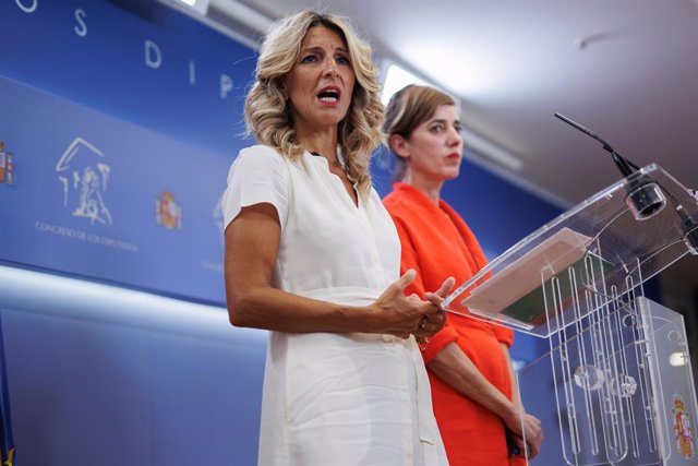 La vicepresidenta segunda en funciones y líder de Sumar, Yolanda Díaz (i), y la portavoz parlamentaria de Sumar, Marta Lois (d), ofrecen una rueda de prensa, en el Congreso de los Diputados, a 21 de agosto de 2023, en Madrid (España). Esta rueda de prensa