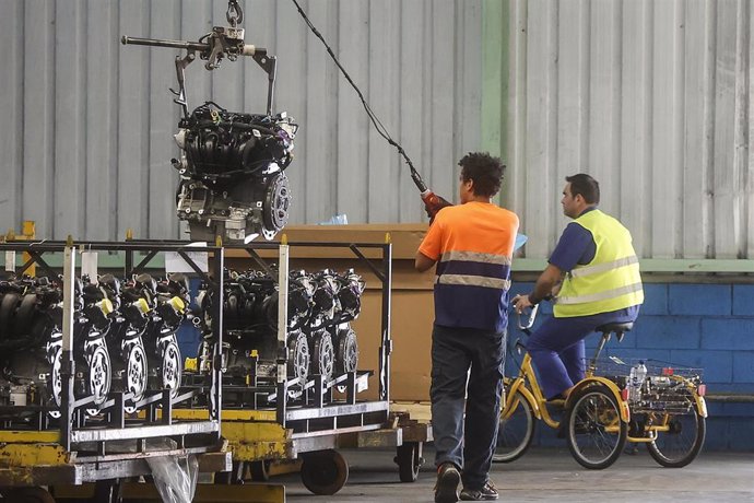 Archivo - Dos trabajadores en una fábrica de automóviles