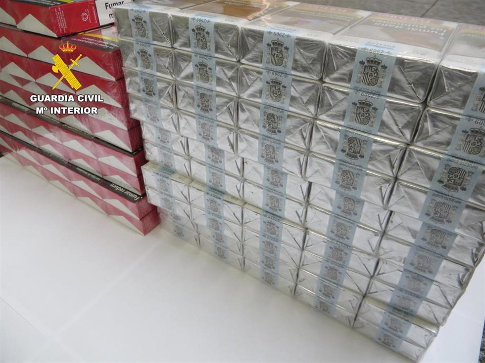 La Guardia Civil interviene en un establecimiento público 203 cajetillas de tabaco destinadas a la venta careciendo de autorización.