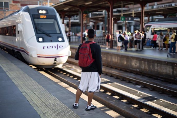 Viajeros en la Estación de Cercanías de Chamartín