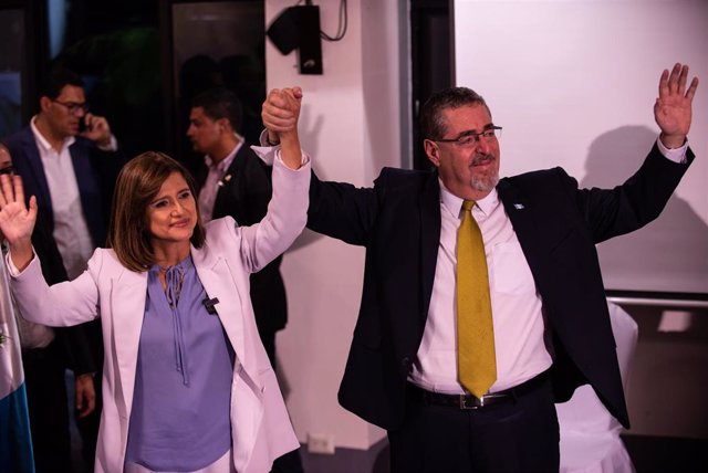 El presidente electo de Guatemala, Bernardo Arevalo, junto a la vicepresidenta, Karin Herrera.