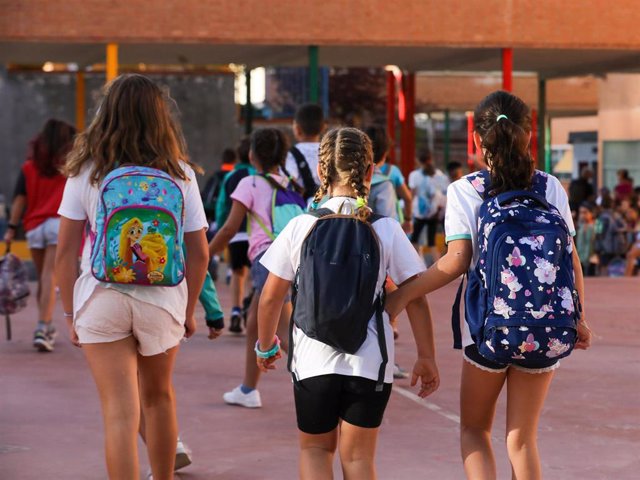 Archivo - Tres niñas a su llegada al colegio CEIP Hernán Cortés durante el primer día de comienzo del curso escolar, a 7 de septiembre de 2022, en Madrid (España). 