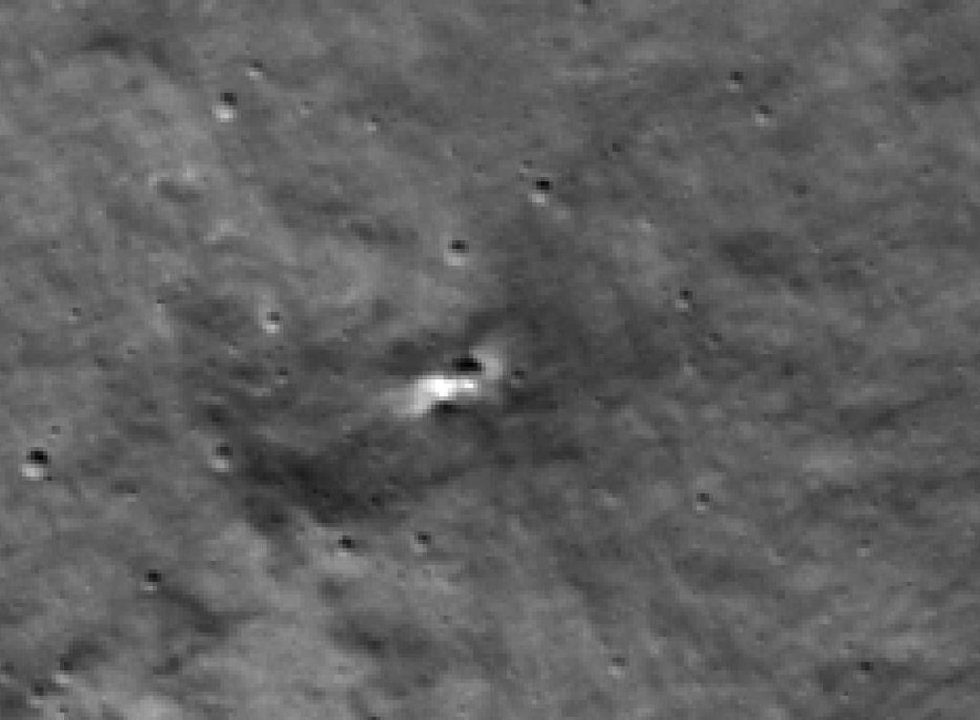 Imagen de LROC ampliada cuatro veces centrada en el probable cráter Luna 25. El ancho de la imagen es de 275 metros.