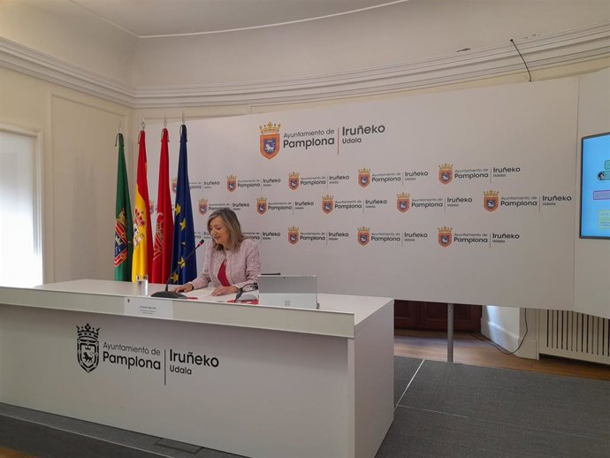 Archivo - Imagen de archivo de la alcaldesa de Pamplona, Cristina Ibarrola, en rueda de prensa.