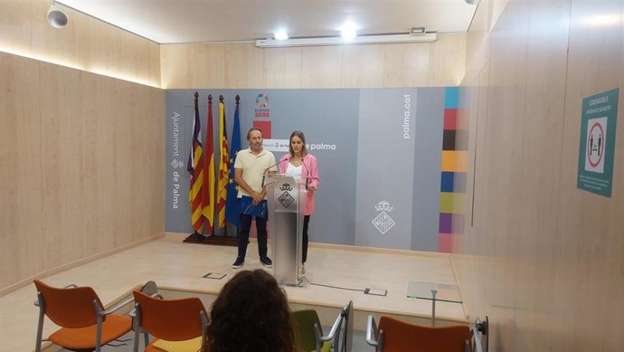 La segunda teniente de alcalde de Servicios Sociales, Educación, Juventud, Interculturalidad e Igualdad del Ayuntamiento de Palma, Lourdes Roca, y el director de Educación, José Mariano Vera, presentan los cursos de adultos 2023-2024.