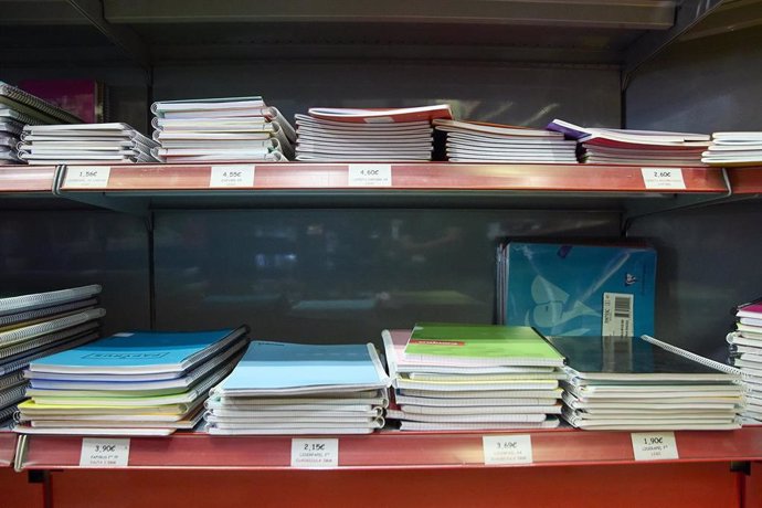 Cuadernos y material escolar en una papelería.