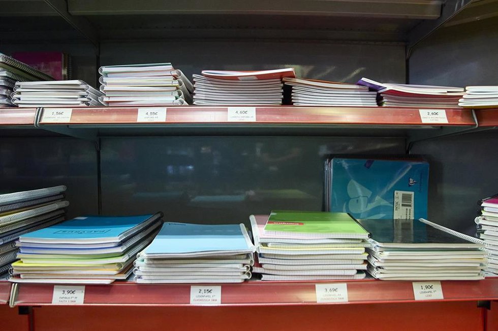 Cuadernos y material escolar en una papelería.