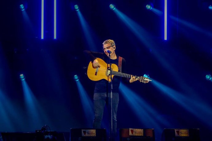 Archivo - El cantantautor canario, Pedro Guerra, en un concierto en Madrid.