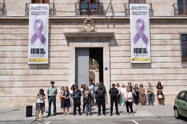 Archivo - Vista general del minuto de silencio por el asesinato de una mujer en Alzira, en la Delegación de Gobierno, a 30 de junio de 2022, en Valencia, Comunidad Valenciana (España). 