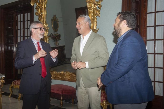 Archivo - Ruiz Boix con el rector de la UCA en una foto de archivo.